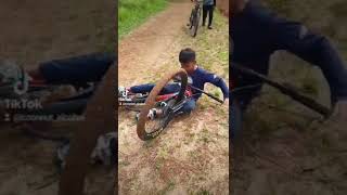 jatuh karena ga bisa lepas sepatu cleat, harus belajar dulu biar tidak mencelakakan diri