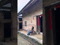 大山里的时光 慢得让人沉醉 搬一把老椅 泡一杯清茶 看鸡群悠闲踱步 坐在门前 望着山间云雾缭绕 原来不管走多远 最治愈的归处 始终是这方熟悉的乡土 是刻在骨血里的眷恋 乡愁记忆 老家才是 大山里的时光 慢得让人沉醉 搬一把老椅 泡一杯清茶 看鸡群悠闲踱步 坐在门前 望着山间云雾缭绕 原来不管走多远 最治愈的归处 始终是这方熟悉的乡土 是刻在骨血里的眷恋 乡愁记忆 老家才是