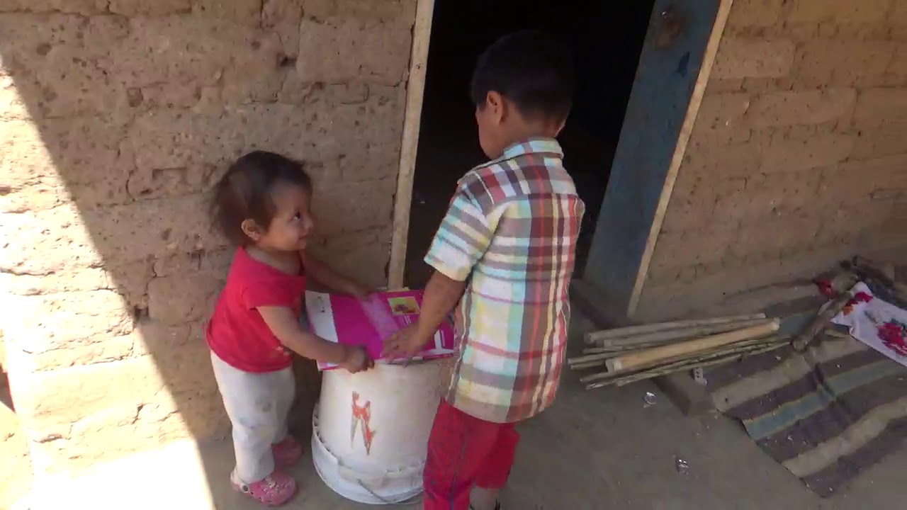Las ratoncitas chapinas ya saliendo de su casa de su abuelo y abuela