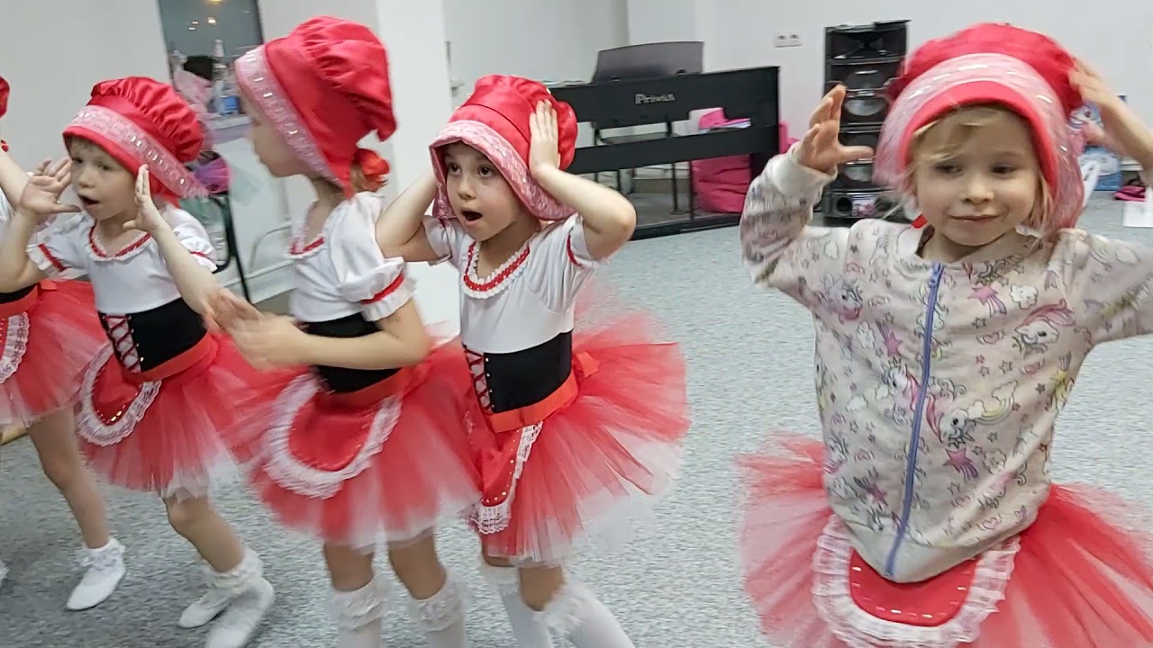 красная шапочка танец для детей. танец красных шапочек в детском саду. красная шапочка на утреннике. костюмы для танца летка-енька детские. танец волков в детском саду на новый год.