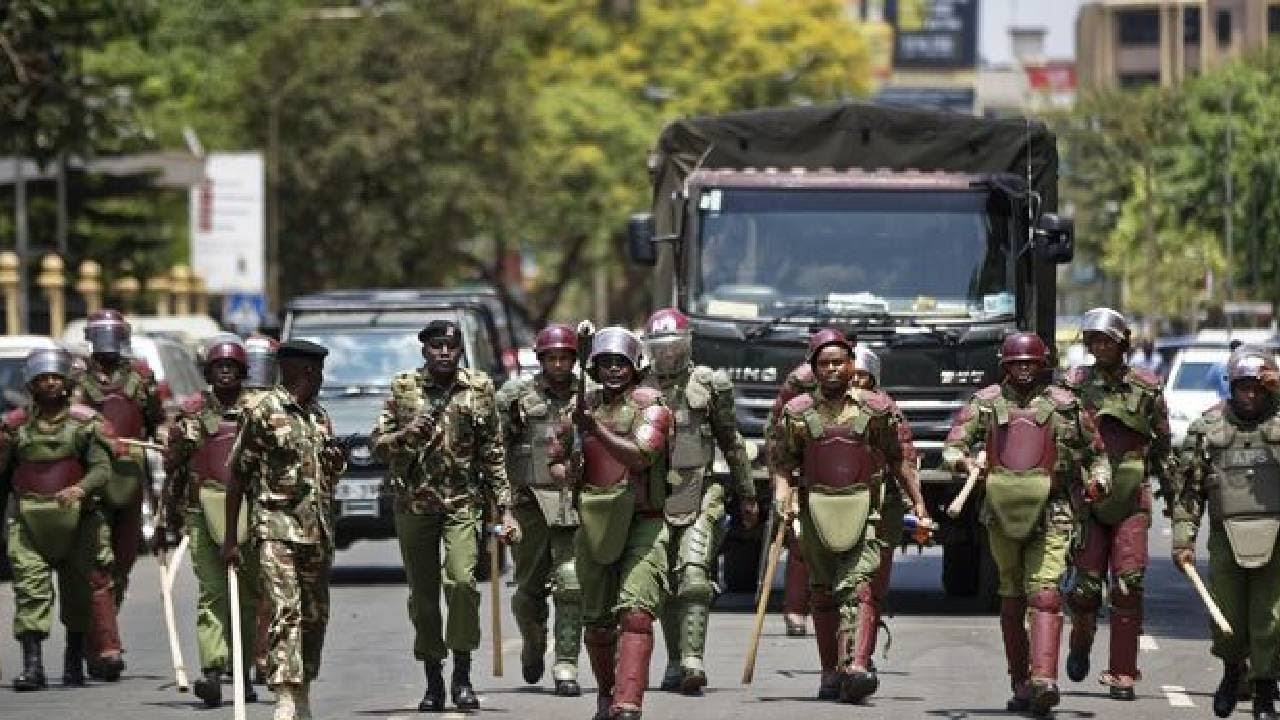 ANTI RIOT POLICE FORCED TO ESCOT RUTO'S MOTORCADE IN FEARS OF BEING HECKLED LIKE IN MERU. COUNTY