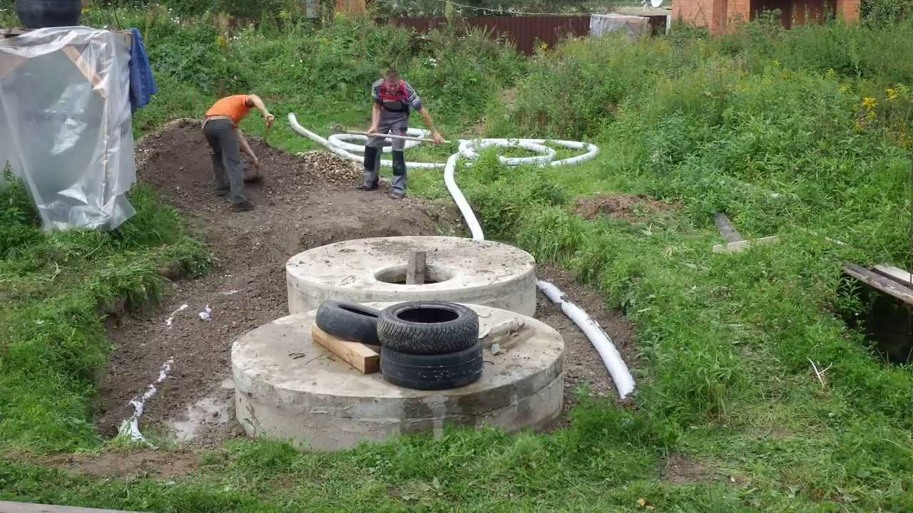укладка дренажной трубы в фильтр септика из известковой щебенки - YouTube