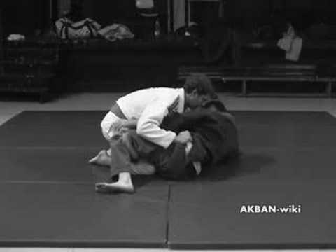 Half guard pass by sitting on opposite side