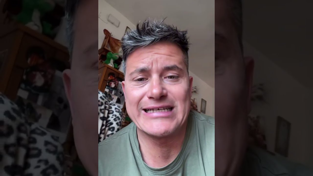 Nonno Faustino sclera con Carletto per l’uovo lanciato 😂🐊🐊😂