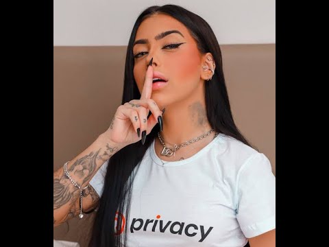 MC Mirella sensualiza de biquíni fio-dental e bumbum chama atenção na