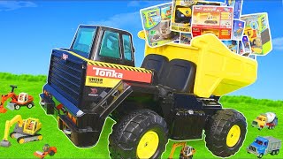 Damperli kamyon, oyuncak araçları teslim ediyor