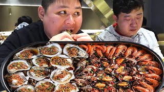 Fatty took his father-in-law to eat seafood buffet, and it was too difficult to grab a crab