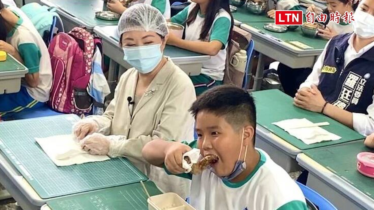 盧秀燕大秀雙主菜營養午餐 小六男淡定啃「台式L型大雞腿」 盧秀燕大秀雙主菜營養午餐 小六男淡定啃「台式L型大雞腿」