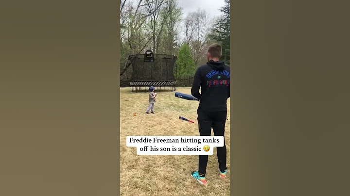 Freddie Freeman took his son deep 😅 (via chelseafreeman/TT)