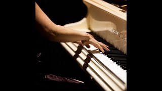 Pianist Lia Deni kavaga "romantic"