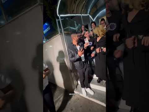 Joelma saindo de hotel e sendo ovacionada por fãs