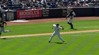 OAK@NYY: Pettitte barehands the ball for the out