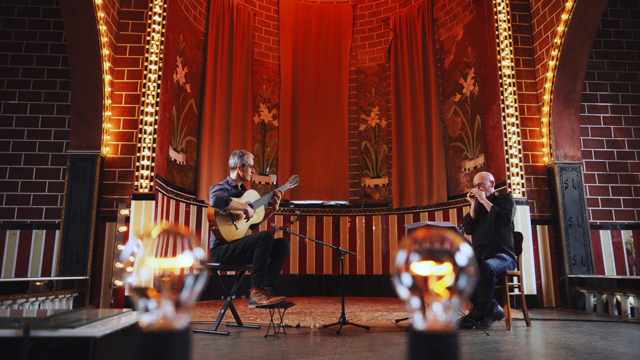 Quentin Dujardin et Olivier Ker Ourio - EN T'ATTENDANT - Session Acoustique à la Chapelle de Verre - auf YouTube ansehen Quentin Dujardin et Olivier Ker Ourio - EN T'ATTENDANT - Session Acoustique à la Chapelle de Verre - auf YouTube ansehen