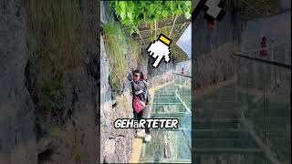 Was passiert, wenn eine Glasbrücke in China Risse bekommt...