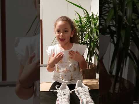 אור מלמדת לשרוך שרוכים 