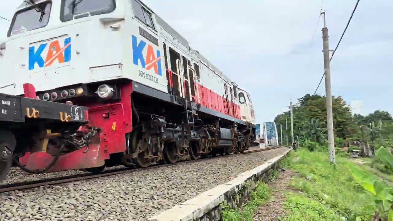 Kereta Api Bengawan Berpapasan Dengan Kereta Barang #fypシ #train #keretaapi #