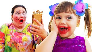 Соня и Паша играют с маминой косметикой parody