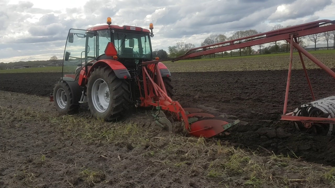 Zetor Proxima 90 plus met Kverneland ploeg en vorenpakker