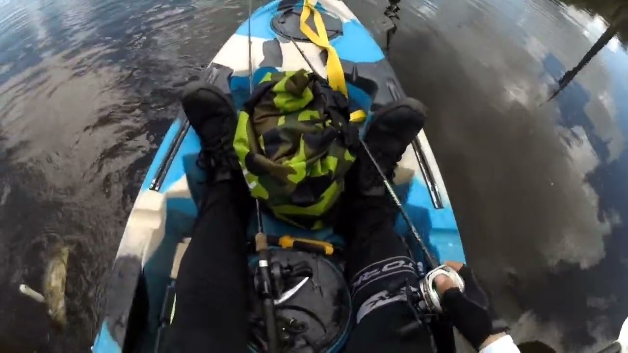 Pescaria de caiaque com os parceiros 