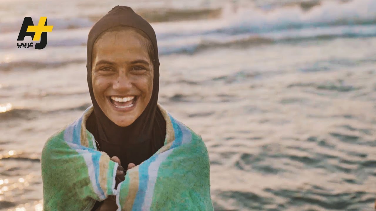 طفلة تتحدى الحصار البحري بالسباحة لتحقيق حلم والدها لتصبح بطلة