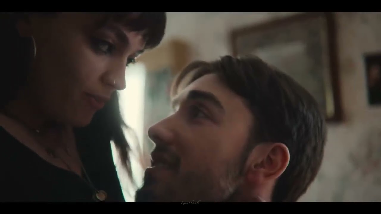 Sex Education, season 3 Kiss Scene   Maeve and Isaac Emma Mackey 