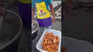 Sacando deliciosos chicharrones para vender