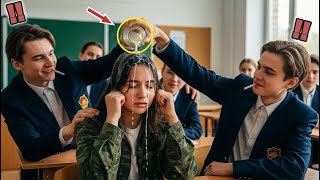 картинка: Хулиганы унижали учительницу, не зная, что она элитный морпех.