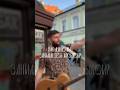 как становятся уличными музыкантами?