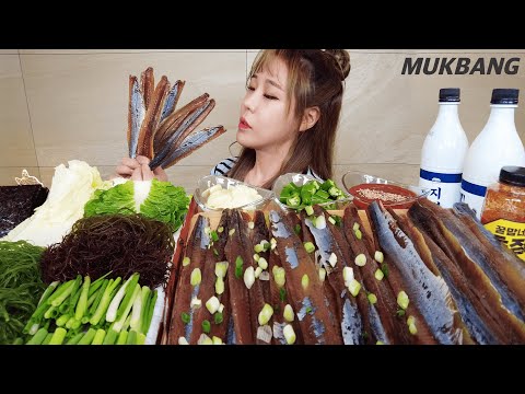 SUB) 과메기 철이 돌아왔어요~ 쫀득쫀득 과메기에 막걸리는 필수 먹방 Half-dried Saury <strong>Makgeolli</strong> Gwamegi REAL SOUND ASMR MUKBANG