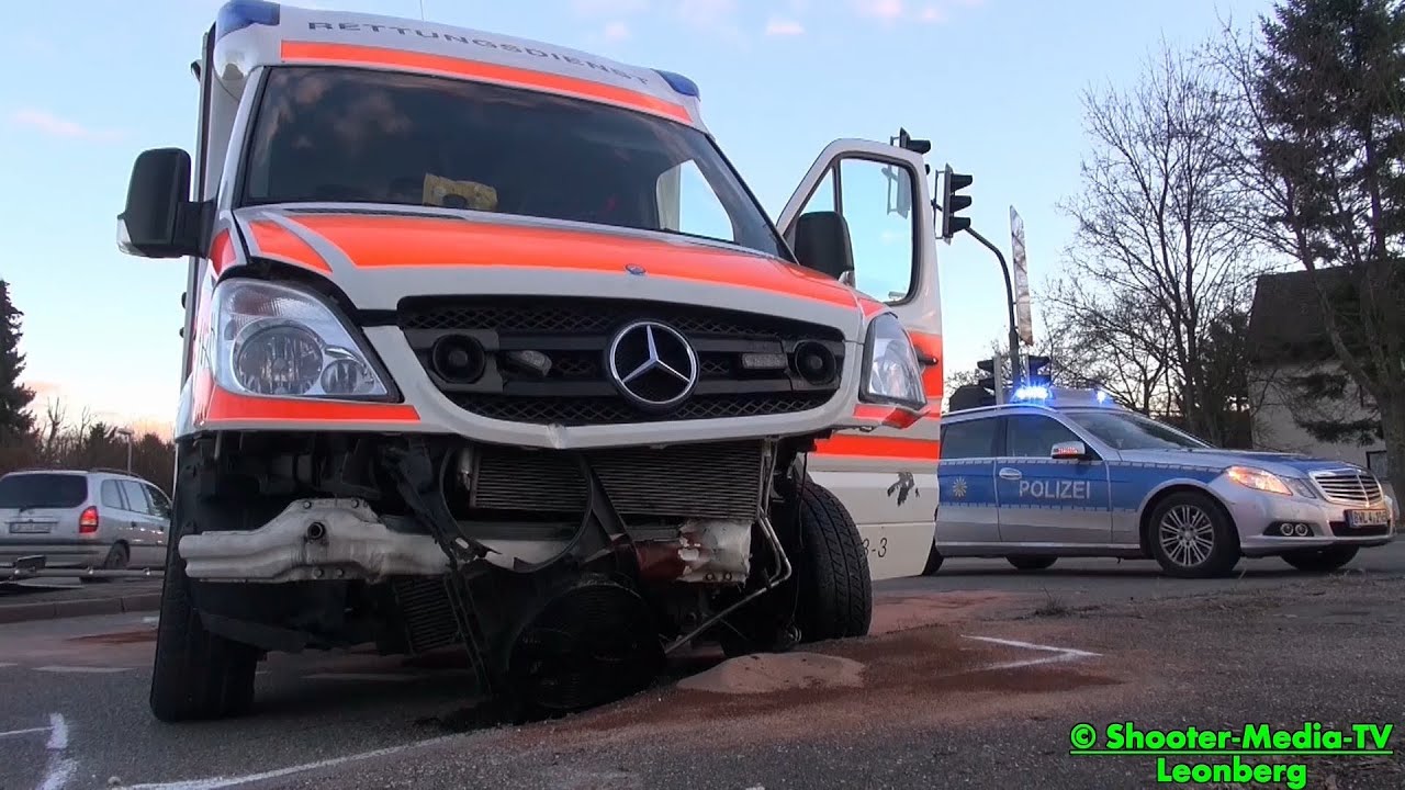 Audi Leonberg e rettungswagen kollidiert mit audi 4 verletzte Audi Leonberg e rettungswagen kollidiert mit audi 4 verletzte