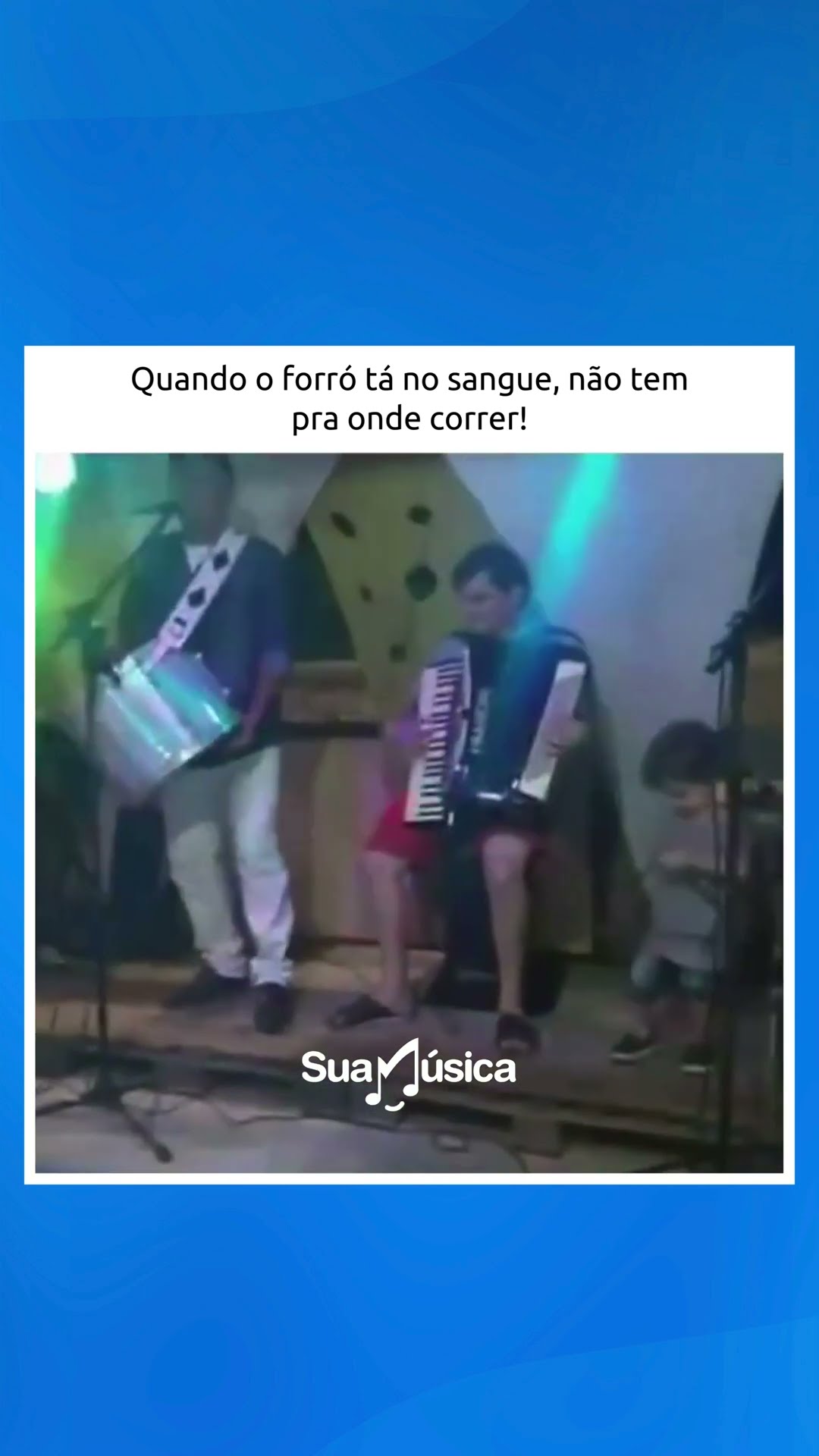 Que mini forrozeiro fofo! ?? Só não toco assim porque não tenho essa regata