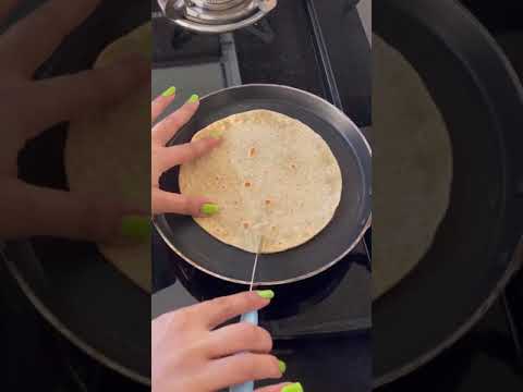 वीडियो: दो तरह के टॉपिंग के साथ टॉर्टिला रोल कैसे बनाएं
