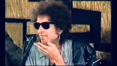 Bob Dylan Refuses to Answer Reporters and Acts Bored at Press Conference
