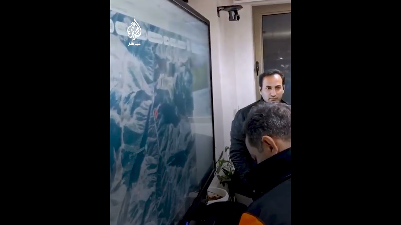 مشاهد من غرفة العمليات بمقر إدارة البحث عن الطائرة الرئاسية الإيرانية بعد تعيين النقطة الحرارية