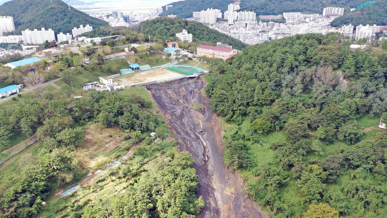newspaper mockup 부산 산사태 매몰자 2명 사망…2명 실종 / 연합뉴스TV (YonhapnewsTV)