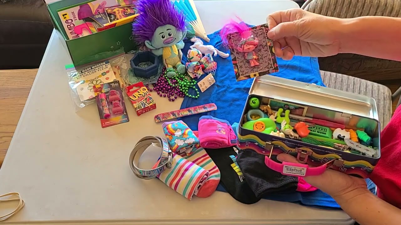 Trolls shoebox for Girl 10-14 with Operation Christmas Child (unboxing) 