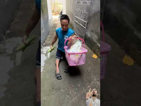 هذا الشخص معاق ويجب عليه أن يعيش أيض ا