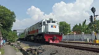 Lok CC204 03 04 YK menghela KA 103 Bogowonto LPN-PSE + P 0 24 11 YK Uji B50 🟠🌴#kai #keretaapi #train