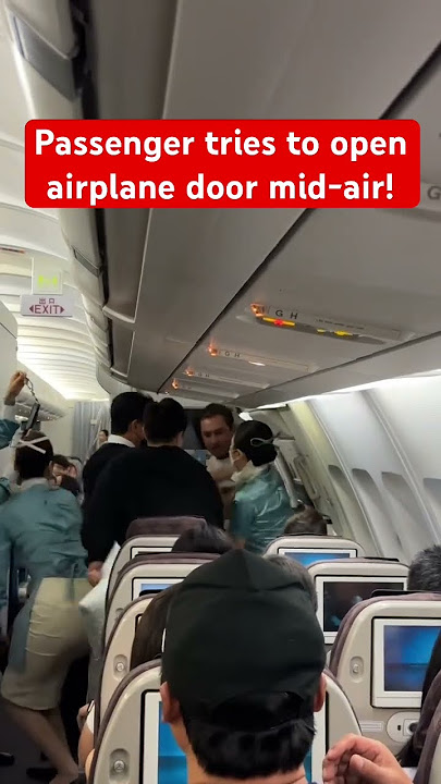 Penumpang mencoba membuka pintu pesawat Korean Air A330 #airbus #penerbangan #turbulensi