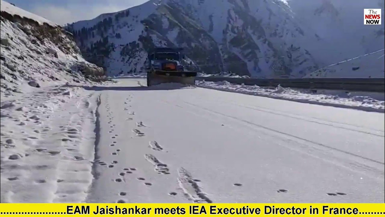 Snow blocks Mughal Road, Clearance operations underway