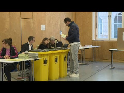 Жители Баварии надевают перчатки и голосуют