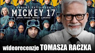 MICKEY 17 - Robert Pattinson - reż. Bong Joon Ho | wideorecenzja Tomasza Raczka
MICKEY 17 - Robert Pattinson - reż. Bong Joon Ho | wideorecenzja Tomasza Raczka @EkranTomaszaRaczka
MICKEY 17
prod. 2025
reż. Bong Joon Ho
moja ocena: 6/10
Mediasystem Tomasza Raczka
Agent: Anna Świerczek - anna.raczkuje@gmail.com
Marketing Manager: Szymon Danecki - tomasz.raczek@midstory.pl
Katalog najnowszych publikacji: Linktree - https://linktr.ee/tomaszraczek
Specjalnie dla obserwatorów kanału Tomasza Raczka link do jego książki EKRAN W PROSZKU z możliwością otrzymania autografu i dedykacji: https://latarnik.com.pl/tytul/ekran-w-proszku/
Zapraszam na mój profil w serwisie Patronite gdzie można dołączyć do Patronów moich nowych projektów: https://patronite.pl/raczek
🏳️ Subskrybuj kanał http://youtube.com/channel/UCOFENeirJL1PRqVojCK5dCA?sub_confirmation=1
🎬 Więcej filmów http://youtube.com/playlist?list=PL7hmSBiCTkbTnRio6mSTxrgrQ0DjKyXtN
➡️ Facebook http://facebook.com/tomaszraczek.fanpage
📷 Instagram http://instagram.com/tomekraczek
🐦Twitter http://twitter.com/tomaszraczek
Tomasz Raczek – teatrolog (absolwent wydziału Wiedzy o Teatrze warszawskiej Akademii Teatralnej im. Aleksandra Zelwerowicza), krytyk filmowy i publicysta, wydawca (Instytut Wydawniczy Latarnik), autor programów telewizyjnych (TVP, Canal+, nFilmHD, Polsat) i radiowych (Radio Nowy Świat, TOK FM, RMF FM, Radio Klasyka, PR 2). Redaktor naczelny miesięczników Playboy, Voyage, Film, Magazyn Filmowy Stowarzyszenia Filmowców Polskich. Wicedyrektor TVP2, dyrektor kanałów filmowych nFilmHD 1 i 2, kierownik literacki Studia Filmowego OKO i teatrów w Warszawie, Gdyni i Chorzowie, dyrektor programowy prasowego koncernu wydawniczego Gruner & Jahr i portalu internetowego Ahoj.pl. Współtwórca legendarnego programu filmowego Perły z lamusa, który przez kilkanaście lat prowadził z Zygmuntem Kałużyńskim w TVP2. Autor kilkunastu książek o filmie, telewizji, wybitnych postaciach kultury masowej (najnowsza to Perła z lamusem, 2023), a także leksykonów filmowych Perły kina napisanych wspólnie z Zygmuntem Kałużyńskim. Popularyzator kinoterapii, oficer rozrywkowy na ostatnim polskim transatlantyku ts/s Stefan Batory. Laureat Wiktora oraz nagród za osiągnięcia w dziedzinie krytyki artystycznej: Nagrody im. Stanisława Wyspiańskiego I stopnia, Nagrody Państwowego Instytutu Sztuki Filmowej i Nagrody Stowarzyszenia Dziennikarzy Polskich. Ostatnio także laureat nagród za osiągnięcia w Internecie: KREATURA 2022 (za podcast THE ORIGINALS) i BEST STREAM AWARDS 2023 (za kanał TOMASZ RACZEK).
#TomaszRaczek #Raczek MICKEY 17 - Robert Pattinson - reż. Bong Joon Ho | wideorecenzja Tomasza Raczka