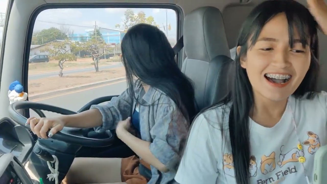 ไปนั่งรถพ่วงเล่นกับสาวแคท