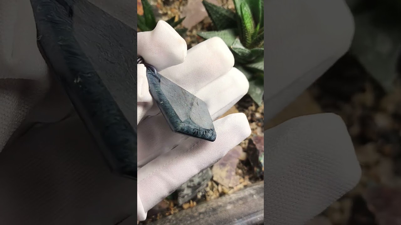 кулон из родусита ручной работы, сделано в мастерской CRYSTAL BOOK 