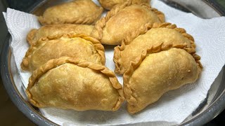 超酥超香咖喱角食谱 马来西亚人最爱的咸香小吃 Crispy Curry Puff Recipe A Malaysian Favourite