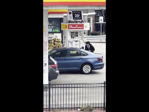 Raw Video: Would-be thief enters car at Chicago gas station