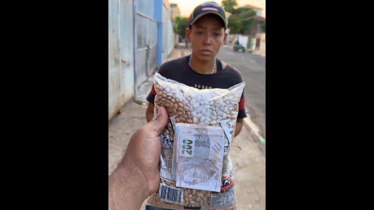 Milionário Bondoso dá bolo de dinheiro pra uma mãe solteira que não tinha nada na casa para os filho