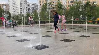 Дети играют на пешеходном фонтане