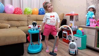 Ева помогает маме убирать в доме. Играет в набор для уборки Ева помогает маме убирать в доме. Играет в набор для уборки