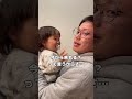 子どもに遊ばれる父。